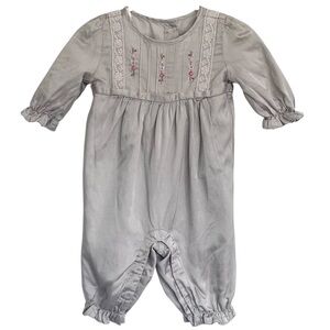 JANIE AND JACK Vintage
Jumpsuit size 0-3 Months 52% Silk 48% Cotton